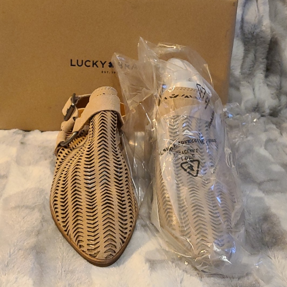 Tan lucky brand sandels